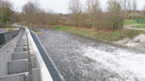 Unterwasser des Stuhlmüllerwehrs an der Pfinz mit Fischaufstiegsanlage